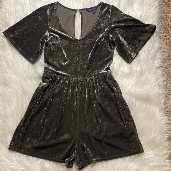 American Eagle Velvet Like Olive Romper w/ Pockets,  XS - Picture 2 of 8